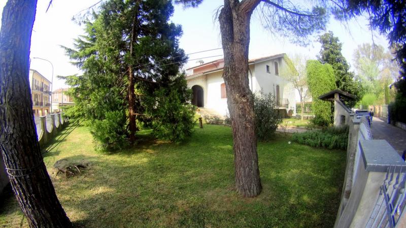 PORTO MANTOVANO in piccolo comune nelle vicinanze di Mantova, in strada silenziosa e nel verde, villa prestigiosa e imponente costruita negli anni 80, con giardino di mq. 800ca, in ottime condizioni interne e ideale per chi Ã¨ alla ricerca di una soluzione che possa soddisfare ogni esigenza. Troviamo tre piani dalle ampie metrature, al piano terra ci accoglie un porticato ideale sia come riparo e sia come elemento decorativo e caratteristico dell'immobile, ingresso grande, zona giorno composta da: una sala con accesso al porticato, un soggiorno pranzo con terrazzino e cucina abitabile con bagno esclusivo, zona notte: tre ampie camere di cui una con bagno padronale con balcone ed infine studio/ripostiglio. Saliamo al piano sottotetto e troviamo 5 camere di cui tre ancora da rifinire, terrazzino con accesso a lavanderia e bagno. Al piano seminterrato invece 170mq circa di spazi aperti tra taverna, cantina e garage con accesso automatizzato. Ottima soluzione per famiglia numerosa, per posto di villeggiatura, per casa protetta per anziani,centro riabilitativo, per imprese di costruzioni interessate a frazionamento. La richiesta Ã¨ di â‚¬ 600.000 trattabili(Ape in fase di preparazione da tecnico abilitato) Per info contattare lo 051/345443 - 333/8382619 Studio Immobiliare Brunelli 
