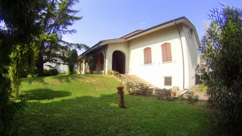 PORTO MANTOVANO in piccolo comune nelle vicinanze di Mantova, in strada silenziosa e nel verde, villa prestigiosa e imponente costruita negli anni 80, con giardino di mq. 800ca, in ottime condizioni interne e ideale per chi Ã¨ alla ricerca di una soluzione che possa soddisfare ogni esigenza. Troviamo tre piani dalle ampie metrature, al piano terra ci accoglie un porticato ideale sia come riparo e sia come elemento decorativo e caratteristico dell'immobile, ingresso grande, zona giorno composta da: una sala con accesso al porticato, un soggiorno pranzo con terrazzino e cucina abitabile con bagno esclusivo, zona notte: tre ampie camere di cui una con bagno padronale con balcone ed infine studio/ripostiglio. Saliamo al piano sottotetto e troviamo 5 camere di cui tre ancora da rifinire, terrazzino con accesso a lavanderia e bagno. Al piano seminterrato invece 170mq circa di spazi aperti tra taverna, cantina e garage con accesso automatizzato. Ottima soluzione per famiglia numerosa, per posto di villeggiatura, per casa protetta per anziani,centro riabilitativo, per imprese di costruzioni interessate a frazionamento. La richiesta Ã¨ di â‚¬ 600.000 trattabili(Ape in fase di preparazione da tecnico abilitato) Per info contattare lo 051/345443 - 333/8382619 Studio Immobiliare Brunelli 

