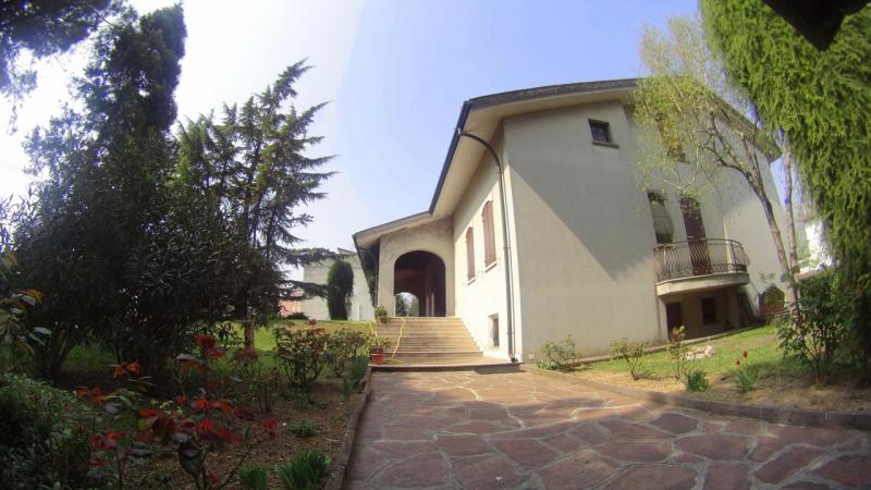 PORTO MANTOVANO in piccolo comune nelle vicinanze di Mantova, in strada silenziosa e nel verde, villa prestigiosa e imponente costruita negli anni 80, con giardino di mq. 800ca, in ottime condizioni interne e ideale per chi Ã¨ alla ricerca di una soluzione che possa soddisfare ogni esigenza. Troviamo tre piani dalle ampie metrature, al piano terra ci accoglie un porticato ideale sia come riparo e sia come elemento decorativo e caratteristico dell'immobile, ingresso grande, zona giorno composta da: una sala con accesso al porticato, un soggiorno pranzo con terrazzino e cucina abitabile con bagno esclusivo, zona notte: tre ampie camere di cui una con bagno padronale con balcone ed infine studio/ripostiglio. Saliamo al piano sottotetto e troviamo 5 camere di cui tre ancora da rifinire, terrazzino con accesso a lavanderia e bagno. Al piano seminterrato invece 170mq circa di spazi aperti tra taverna, cantina e garage con accesso automatizzato. Ottima soluzione per famiglia numerosa, per posto di villeggiatura, per casa protetta per anziani,centro riabilitativo, per imprese di costruzioni interessate a frazionamento. La richiesta Ã¨ di â‚¬ 600.000 trattabili(Ape in fase di preparazione da tecnico abilitato) Per info contattare lo 051/345443 - 333/8382619 Studio Immobiliare Brunelli 

