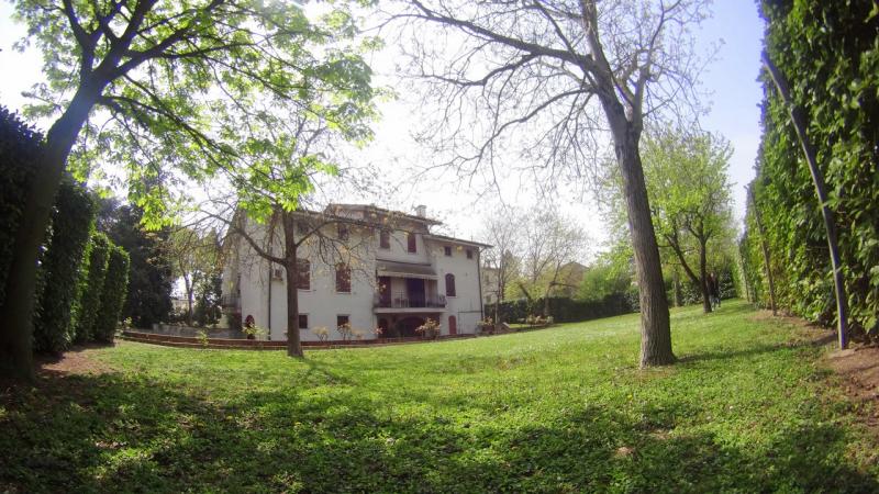 PORTO MANTOVANO in piccolo comune nelle vicinanze di Mantova, in strada silenziosa e nel verde, villa prestigiosa e imponente costruita negli anni 80, con giardino di mq. 800ca, in ottime condizioni interne e ideale per chi Ã¨ alla ricerca di una soluzione che possa soddisfare ogni esigenza. Troviamo tre piani dalle ampie metrature, al piano terra ci accoglie un porticato ideale sia come riparo e sia come elemento decorativo e caratteristico dell'immobile, ingresso grande, zona giorno composta da: una sala con accesso al porticato, un soggiorno pranzo con terrazzino e cucina abitabile con bagno esclusivo, zona notte: tre ampie camere di cui una con bagno padronale con balcone ed infine studio/ripostiglio. Saliamo al piano sottotetto e troviamo 5 camere di cui tre ancora da rifinire, terrazzino con accesso a lavanderia e bagno. Al piano seminterrato invece 170mq circa di spazi aperti tra taverna, cantina e garage con accesso automatizzato. Ottima soluzione per famiglia numerosa, per posto di villeggiatura, per casa protetta per anziani,centro riabilitativo, per imprese di costruzioni interessate a frazionamento. La richiesta Ã¨ di â‚¬ 600.000 trattabili(Ape in fase di preparazione da tecnico abilitato) Per info contattare lo 051/345443 - 333/8382619 Studio Immobiliare Brunelli 
