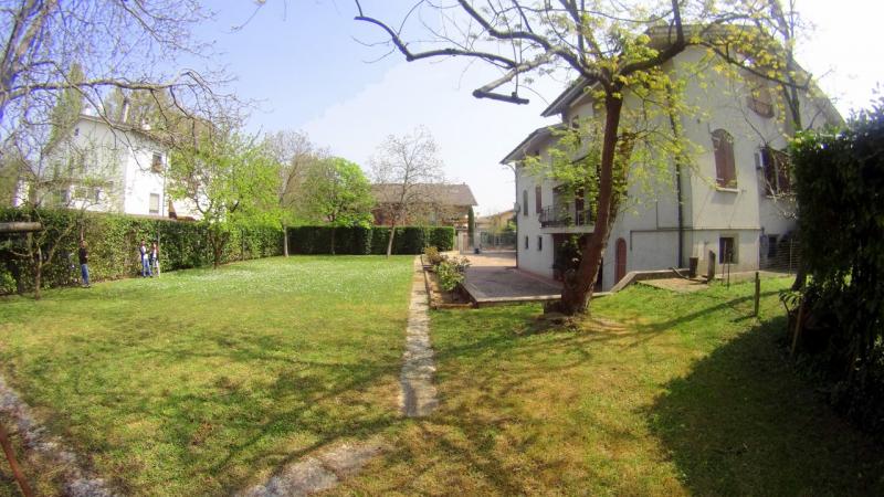 PORTO MANTOVANO in piccolo comune nelle vicinanze di Mantova, in strada silenziosa e nel verde, villa prestigiosa e imponente costruita negli anni 80, con giardino di mq. 800ca, in ottime condizioni interne e ideale per chi Ã¨ alla ricerca di una soluzione che possa soddisfare ogni esigenza. Troviamo tre piani dalle ampie metrature, al piano terra ci accoglie un porticato ideale sia come riparo e sia come elemento decorativo e caratteristico dell'immobile, ingresso grande, zona giorno composta da: una sala con accesso al porticato, un soggiorno pranzo con terrazzino e cucina abitabile con bagno esclusivo, zona notte: tre ampie camere di cui una con bagno padronale con balcone ed infine studio/ripostiglio. Saliamo al piano sottotetto e troviamo 5 camere di cui tre ancora da rifinire, terrazzino con accesso a lavanderia e bagno. Al piano seminterrato invece 170mq circa di spazi aperti tra taverna, cantina e garage con accesso automatizzato. Ottima soluzione per famiglia numerosa, per posto di villeggiatura, per casa protetta per anziani,centro riabilitativo, per imprese di costruzioni interessate a frazionamento. La richiesta Ã¨ di â‚¬ 600.000 trattabili(Ape in fase di preparazione da tecnico abilitato) Per info contattare lo 051/345443 - 333/8382619 Studio Immobiliare Brunelli 
