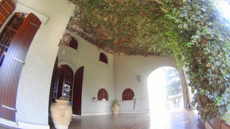 PORTO MANTOVANO in piccolo comune nelle vicinanze di Mantova, in strada silenziosa e nel verde, villa prestigiosa e imponente costruita negli anni 80, con giardino di mq. 800ca, in ottime condizioni interne e ideale per chi Ã¨ alla ricerca di una soluzione che possa soddisfare ogni esigenza. Troviamo tre piani dalle ampie metrature, al piano terra ci accoglie un porticato ideale sia come riparo e sia come elemento decorativo e caratteristico dell'immobile, ingresso grande, zona giorno composta da: una sala con accesso al porticato, un soggiorno pranzo con terrazzino e cucina abitabile con bagno esclusivo, zona notte: tre ampie camere di cui una con bagno padronale con balcone ed infine studio/ripostiglio. Saliamo al piano sottotetto e troviamo 5 camere di cui tre ancora da rifinire, terrazzino con accesso a lavanderia e bagno. Al piano seminterrato invece 170mq circa di spazi aperti tra taverna, cantina e garage con accesso automatizzato. Ottima soluzione per famiglia numerosa, per posto di villeggiatura, per casa protetta per anziani,centro riabilitativo, per imprese di costruzioni interessate a frazionamento. La richiesta Ã¨ di â‚¬ 600.000 trattabili(Ape in fase di preparazione da tecnico abilitato) Per info contattare lo 051/345443 - 333/8382619 Studio Immobiliare Brunelli 
