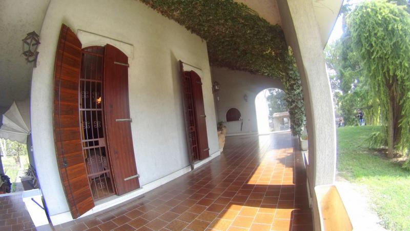 PORTO MANTOVANO in piccolo comune nelle vicinanze di Mantova, in strada silenziosa e nel verde, villa prestigiosa e imponente costruita negli anni 80, con giardino di mq. 800ca, in ottime condizioni interne e ideale per chi Ã¨ alla ricerca di una soluzione che possa soddisfare ogni esigenza. Troviamo tre piani dalle ampie metrature, al piano terra ci accoglie un porticato ideale sia come riparo e sia come elemento decorativo e caratteristico dell'immobile, ingresso grande, zona giorno composta da: una sala con accesso al porticato, un soggiorno pranzo con terrazzino e cucina abitabile con bagno esclusivo, zona notte: tre ampie camere di cui una con bagno padronale con balcone ed infine studio/ripostiglio. Saliamo al piano sottotetto e troviamo 5 camere di cui tre ancora da rifinire, terrazzino con accesso a lavanderia e bagno. Al piano seminterrato invece 170mq circa di spazi aperti tra taverna, cantina e garage con accesso automatizzato. Ottima soluzione per famiglia numerosa, per posto di villeggiatura, per casa protetta per anziani,centro riabilitativo, per imprese di costruzioni interessate a frazionamento. La richiesta Ã¨ di â‚¬ 600.000 trattabili(Ape in fase di preparazione da tecnico abilitato) Per info contattare lo 051/345443 - 333/8382619 Studio Immobiliare Brunelli 
