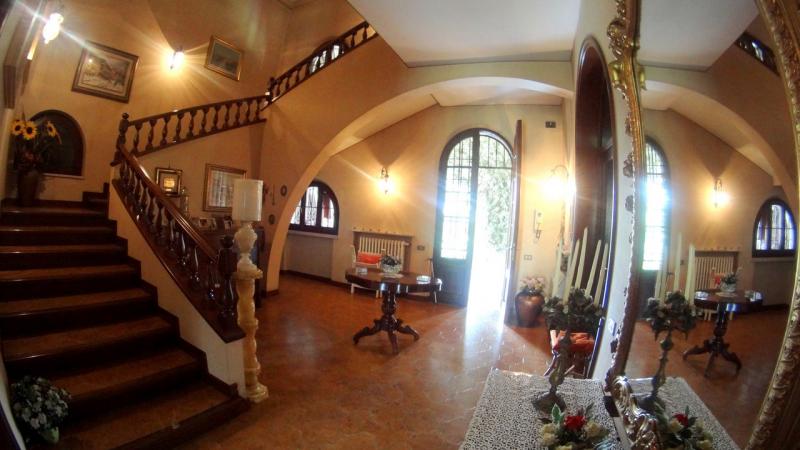 PORTO MANTOVANO in piccolo comune nelle vicinanze di Mantova, in strada silenziosa e nel verde, villa prestigiosa e imponente costruita negli anni 80, con giardino di mq. 800ca, in ottime condizioni interne e ideale per chi Ã¨ alla ricerca di una soluzione che possa soddisfare ogni esigenza. Troviamo tre piani dalle ampie metrature, al piano terra ci accoglie un porticato ideale sia come riparo e sia come elemento decorativo e caratteristico dell'immobile, ingresso grande, zona giorno composta da: una sala con accesso al porticato, un soggiorno pranzo con terrazzino e cucina abitabile con bagno esclusivo, zona notte: tre ampie camere di cui una con bagno padronale con balcone ed infine studio/ripostiglio. Saliamo al piano sottotetto e troviamo 5 camere di cui tre ancora da rifinire, terrazzino con accesso a lavanderia e bagno. Al piano seminterrato invece 170mq circa di spazi aperti tra taverna, cantina e garage con accesso automatizzato. Ottima soluzione per famiglia numerosa, per posto di villeggiatura, per casa protetta per anziani,centro riabilitativo, per imprese di costruzioni interessate a frazionamento. La richiesta Ã¨ di â‚¬ 600.000 trattabili(Ape in fase di preparazione da tecnico abilitato) Per info contattare lo 051/345443 - 333/8382619 Studio Immobiliare Brunelli 
