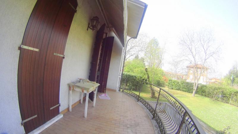 PORTO MANTOVANO in piccolo comune nelle vicinanze di Mantova, in strada silenziosa e nel verde, villa prestigiosa e imponente costruita negli anni 80, con giardino di mq. 800ca, in ottime condizioni interne e ideale per chi Ã¨ alla ricerca di una soluzione che possa soddisfare ogni esigenza. Troviamo tre piani dalle ampie metrature, al piano terra ci accoglie un porticato ideale sia come riparo e sia come elemento decorativo e caratteristico dell'immobile, ingresso grande, zona giorno composta da: una sala con accesso al porticato, un soggiorno pranzo con terrazzino e cucina abitabile con bagno esclusivo, zona notte: tre ampie camere di cui una con bagno padronale con balcone ed infine studio/ripostiglio. Saliamo al piano sottotetto e troviamo 5 camere di cui tre ancora da rifinire, terrazzino con accesso a lavanderia e bagno. Al piano seminterrato invece 170mq circa di spazi aperti tra taverna, cantina e garage con accesso automatizzato. Ottima soluzione per famiglia numerosa, per posto di villeggiatura, per casa protetta per anziani,centro riabilitativo, per imprese di costruzioni interessate a frazionamento. La richiesta Ã¨ di â‚¬ 600.000 trattabili(Ape in fase di preparazione da tecnico abilitato) Per info contattare lo 051/345443 - 333/8382619 Studio Immobiliare Brunelli 
