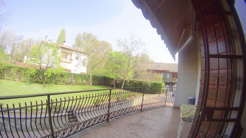 PORTO MANTOVANO in piccolo comune nelle vicinanze di Mantova, in strada silenziosa e nel verde, villa prestigiosa e imponente costruita negli anni 80, con giardino di mq. 800ca, in ottime condizioni interne e ideale per chi Ã¨ alla ricerca di una soluzione che possa soddisfare ogni esigenza. Troviamo tre piani dalle ampie metrature, al piano terra ci accoglie un porticato ideale sia come riparo e sia come elemento decorativo e caratteristico dell'immobile, ingresso grande, zona giorno composta da: una sala con accesso al porticato, un soggiorno pranzo con terrazzino e cucina abitabile con bagno esclusivo, zona notte: tre ampie camere di cui una con bagno padronale con balcone ed infine studio/ripostiglio. Saliamo al piano sottotetto e troviamo 5 camere di cui tre ancora da rifinire, terrazzino con accesso a lavanderia e bagno. Al piano seminterrato invece 170mq circa di spazi aperti tra taverna, cantina e garage con accesso automatizzato. Ottima soluzione per famiglia numerosa, per posto di villeggiatura, per casa protetta per anziani,centro riabilitativo, per imprese di costruzioni interessate a frazionamento. La richiesta Ã¨ di â‚¬ 600.000 trattabili(Ape in fase di preparazione da tecnico abilitato) Per info contattare lo 051/345443 - 333/8382619 Studio Immobiliare Brunelli 
