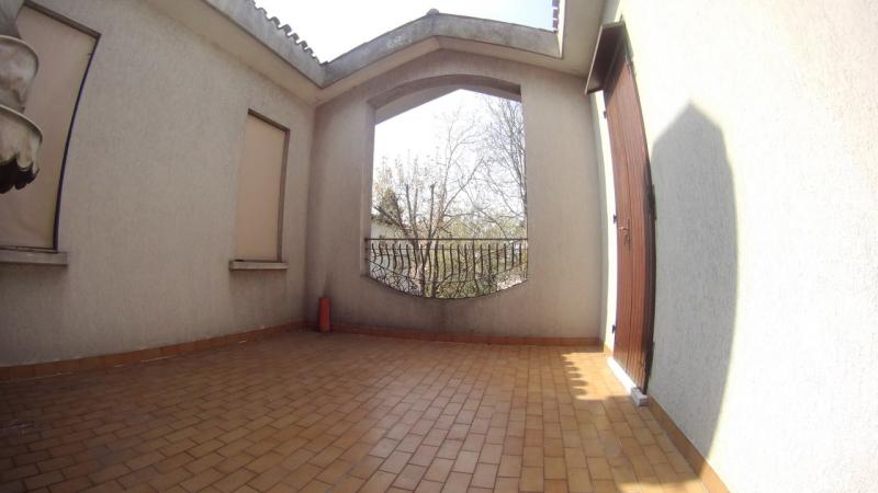 PORTO MANTOVANO in piccolo comune nelle vicinanze di Mantova, in strada silenziosa e nel verde, villa prestigiosa e imponente costruita negli anni 80, con giardino di mq. 800ca, in ottime condizioni interne e ideale per chi Ã¨ alla ricerca di una soluzione che possa soddisfare ogni esigenza. Troviamo tre piani dalle ampie metrature, al piano terra ci accoglie un porticato ideale sia come riparo e sia come elemento decorativo e caratteristico dell'immobile, ingresso grande, zona giorno composta da: una sala con accesso al porticato, un soggiorno pranzo con terrazzino e cucina abitabile con bagno esclusivo, zona notte: tre ampie camere di cui una con bagno padronale con balcone ed infine studio/ripostiglio. Saliamo al piano sottotetto e troviamo 5 camere di cui tre ancora da rifinire, terrazzino con accesso a lavanderia e bagno. Al piano seminterrato invece 170mq circa di spazi aperti tra taverna, cantina e garage con accesso automatizzato. Ottima soluzione per famiglia numerosa, per posto di villeggiatura, per casa protetta per anziani,centro riabilitativo, per imprese di costruzioni interessate a frazionamento. La richiesta Ã¨ di â‚¬ 600.000 trattabili(Ape in fase di preparazione da tecnico abilitato) Per info contattare lo 051/345443 - 333/8382619 Studio Immobiliare Brunelli 
