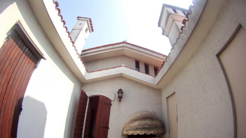 PORTO MANTOVANO in piccolo comune nelle vicinanze di Mantova, in strada silenziosa e nel verde, villa prestigiosa e imponente costruita negli anni 80, con giardino di mq. 800ca, in ottime condizioni interne e ideale per chi Ã¨ alla ricerca di una soluzione che possa soddisfare ogni esigenza. Troviamo tre piani dalle ampie metrature, al piano terra ci accoglie un porticato ideale sia come riparo e sia come elemento decorativo e caratteristico dell'immobile, ingresso grande, zona giorno composta da: una sala con accesso al porticato, un soggiorno pranzo con terrazzino e cucina abitabile con bagno esclusivo, zona notte: tre ampie camere di cui una con bagno padronale con balcone ed infine studio/ripostiglio. Saliamo al piano sottotetto e troviamo 5 camere di cui tre ancora da rifinire, terrazzino con accesso a lavanderia e bagno. Al piano seminterrato invece 170mq circa di spazi aperti tra taverna, cantina e garage con accesso automatizzato. Ottima soluzione per famiglia numerosa, per posto di villeggiatura, per casa protetta per anziani,centro riabilitativo, per imprese di costruzioni interessate a frazionamento. La richiesta Ã¨ di â‚¬ 600.000 trattabili(Ape in fase di preparazione da tecnico abilitato) Per info contattare lo 051/345443 - 333/8382619 Studio Immobiliare Brunelli 
