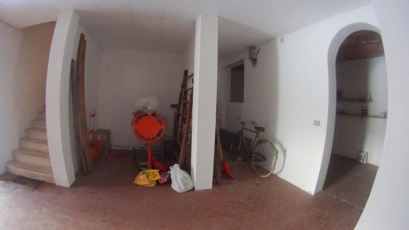 PORTO MANTOVANO in piccolo comune nelle vicinanze di Mantova, in strada silenziosa e nel verde, villa prestigiosa e imponente costruita negli anni 80, con giardino di mq. 800ca, in ottime condizioni interne e ideale per chi Ã¨ alla ricerca di una soluzione che possa soddisfare ogni esigenza. Troviamo tre piani dalle ampie metrature, al piano terra ci accoglie un porticato ideale sia come riparo e sia come elemento decorativo e caratteristico dell'immobile, ingresso grande, zona giorno composta da: una sala con accesso al porticato, un soggiorno pranzo con terrazzino e cucina abitabile con bagno esclusivo, zona notte: tre ampie camere di cui una con bagno padronale con balcone ed infine studio/ripostiglio. Saliamo al piano sottotetto e troviamo 5 camere di cui tre ancora da rifinire, terrazzino con accesso a lavanderia e bagno. Al piano seminterrato invece 170mq circa di spazi aperti tra taverna, cantina e garage con accesso automatizzato. Ottima soluzione per famiglia numerosa, per posto di villeggiatura, per casa protetta per anziani,centro riabilitativo, per imprese di costruzioni interessate a frazionamento. La richiesta Ã¨ di â‚¬ 600.000 trattabili(Ape in fase di preparazione da tecnico abilitato) Per info contattare lo 051/345443 - 333/8382619 Studio Immobiliare Brunelli 
