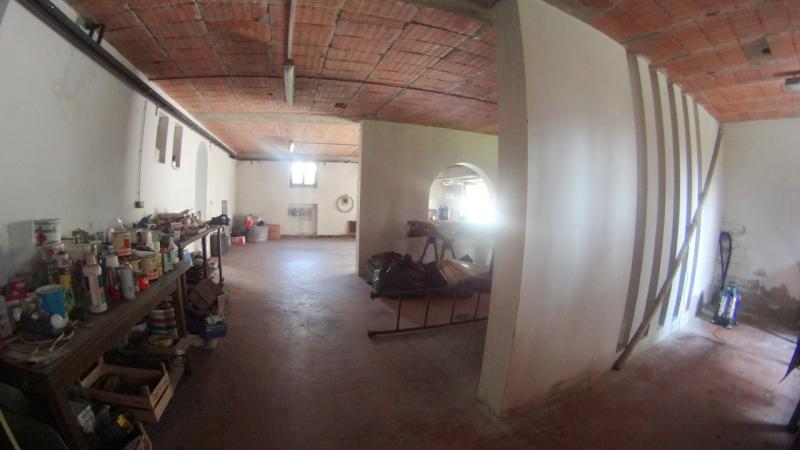 PORTO MANTOVANO in piccolo comune nelle vicinanze di Mantova, in strada silenziosa e nel verde, villa prestigiosa e imponente costruita negli anni 80, con giardino di mq. 800ca, in ottime condizioni interne e ideale per chi Ã¨ alla ricerca di una soluzione che possa soddisfare ogni esigenza. Troviamo tre piani dalle ampie metrature, al piano terra ci accoglie un porticato ideale sia come riparo e sia come elemento decorativo e caratteristico dell'immobile, ingresso grande, zona giorno composta da: una sala con accesso al porticato, un soggiorno pranzo con terrazzino e cucina abitabile con bagno esclusivo, zona notte: tre ampie camere di cui una con bagno padronale con balcone ed infine studio/ripostiglio. Saliamo al piano sottotetto e troviamo 5 camere di cui tre ancora da rifinire, terrazzino con accesso a lavanderia e bagno. Al piano seminterrato invece 170mq circa di spazi aperti tra taverna, cantina e garage con accesso automatizzato. Ottima soluzione per famiglia numerosa, per posto di villeggiatura, per casa protetta per anziani,centro riabilitativo, per imprese di costruzioni interessate a frazionamento. La richiesta Ã¨ di â‚¬ 600.000 trattabili(Ape in fase di preparazione da tecnico abilitato) Per info contattare lo 051/345443 - 333/8382619 Studio Immobiliare Brunelli 
