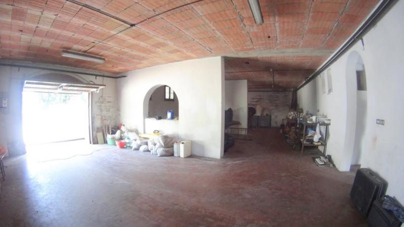 PORTO MANTOVANO in piccolo comune nelle vicinanze di Mantova, in strada silenziosa e nel verde, villa prestigiosa e imponente costruita negli anni 80, con giardino di mq. 800ca, in ottime condizioni interne e ideale per chi Ã¨ alla ricerca di una soluzione che possa soddisfare ogni esigenza. Troviamo tre piani dalle ampie metrature, al piano terra ci accoglie un porticato ideale sia come riparo e sia come elemento decorativo e caratteristico dell'immobile, ingresso grande, zona giorno composta da: una sala con accesso al porticato, un soggiorno pranzo con terrazzino e cucina abitabile con bagno esclusivo, zona notte: tre ampie camere di cui una con bagno padronale con balcone ed infine studio/ripostiglio. Saliamo al piano sottotetto e troviamo 5 camere di cui tre ancora da rifinire, terrazzino con accesso a lavanderia e bagno. Al piano seminterrato invece 170mq circa di spazi aperti tra taverna, cantina e garage con accesso automatizzato. Ottima soluzione per famiglia numerosa, per posto di villeggiatura, per casa protetta per anziani,centro riabilitativo, per imprese di costruzioni interessate a frazionamento. La richiesta Ã¨ di â‚¬ 600.000 trattabili(Ape in fase di preparazione da tecnico abilitato) Per info contattare lo 051/345443 - 333/8382619 Studio Immobiliare Brunelli 
