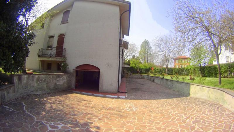PORTO MANTOVANO in piccolo comune nelle vicinanze di Mantova, in strada silenziosa e nel verde, villa prestigiosa e imponente costruita negli anni 80, con giardino di mq. 800ca, in ottime condizioni interne e ideale per chi Ã¨ alla ricerca di una soluzione che possa soddisfare ogni esigenza. Troviamo tre piani dalle ampie metrature, al piano terra ci accoglie un porticato ideale sia come riparo e sia come elemento decorativo e caratteristico dell'immobile, ingresso grande, zona giorno composta da: una sala con accesso al porticato, un soggiorno pranzo con terrazzino e cucina abitabile con bagno esclusivo, zona notte: tre ampie camere di cui una con bagno padronale con balcone ed infine studio/ripostiglio. Saliamo al piano sottotetto e troviamo 5 camere di cui tre ancora da rifinire, terrazzino con accesso a lavanderia e bagno. Al piano seminterrato invece 170mq circa di spazi aperti tra taverna, cantina e garage con accesso automatizzato. Ottima soluzione per famiglia numerosa, per posto di villeggiatura, per casa protetta per anziani,centro riabilitativo, per imprese di costruzioni interessate a frazionamento. La richiesta Ã¨ di â‚¬ 600.000 trattabili(Ape in fase di preparazione da tecnico abilitato) Per info contattare lo 051/345443 - 333/8382619 Studio Immobiliare Brunelli 
