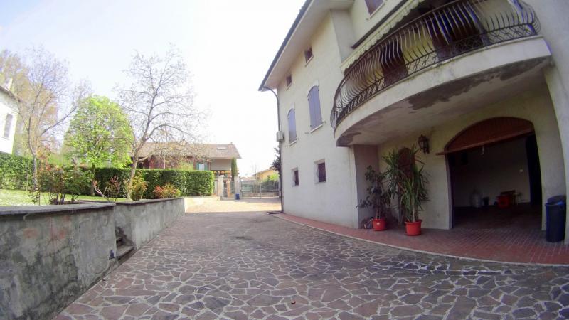 PORTO MANTOVANO in piccolo comune nelle vicinanze di Mantova, in strada silenziosa e nel verde, villa prestigiosa e imponente costruita negli anni 80, con giardino di mq. 800ca, in ottime condizioni interne e ideale per chi Ã¨ alla ricerca di una soluzione che possa soddisfare ogni esigenza. Troviamo tre piani dalle ampie metrature, al piano terra ci accoglie un porticato ideale sia come riparo e sia come elemento decorativo e caratteristico dell'immobile, ingresso grande, zona giorno composta da: una sala con accesso al porticato, un soggiorno pranzo con terrazzino e cucina abitabile con bagno esclusivo, zona notte: tre ampie camere di cui una con bagno padronale con balcone ed infine studio/ripostiglio. Saliamo al piano sottotetto e troviamo 5 camere di cui tre ancora da rifinire, terrazzino con accesso a lavanderia e bagno. Al piano seminterrato invece 170mq circa di spazi aperti tra taverna, cantina e garage con accesso automatizzato. Ottima soluzione per famiglia numerosa, per posto di villeggiatura, per casa protetta per anziani,centro riabilitativo, per imprese di costruzioni interessate a frazionamento. La richiesta Ã¨ di â‚¬ 600.000 trattabili(Ape in fase di preparazione da tecnico abilitato) Per info contattare lo 051/345443 - 333/8382619 Studio Immobiliare Brunelli 
