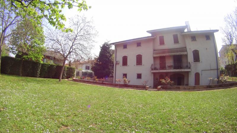 PORTO MANTOVANO in piccolo comune nelle vicinanze di Mantova, in strada silenziosa e nel verde, villa prestigiosa e imponente costruita negli anni 80, con giardino di mq. 800ca, in ottime condizioni interne e ideale per chi Ã¨ alla ricerca di una soluzione che possa soddisfare ogni esigenza. Troviamo tre piani dalle ampie metrature, al piano terra ci accoglie un porticato ideale sia come riparo e sia come elemento decorativo e caratteristico dell'immobile, ingresso grande, zona giorno composta da: una sala con accesso al porticato, un soggiorno pranzo con terrazzino e cucina abitabile con bagno esclusivo, zona notte: tre ampie camere di cui una con bagno padronale con balcone ed infine studio/ripostiglio. Saliamo al piano sottotetto e troviamo 5 camere di cui tre ancora da rifinire, terrazzino con accesso a lavanderia e bagno. Al piano seminterrato invece 170mq circa di spazi aperti tra taverna, cantina e garage con accesso automatizzato. Ottima soluzione per famiglia numerosa, per posto di villeggiatura, per casa protetta per anziani,centro riabilitativo, per imprese di costruzioni interessate a frazionamento. La richiesta Ã¨ di â‚¬ 600.000 trattabili(Ape in fase di preparazione da tecnico abilitato) Per info contattare lo 051/345443 - 333/8382619 Studio Immobiliare Brunelli 
