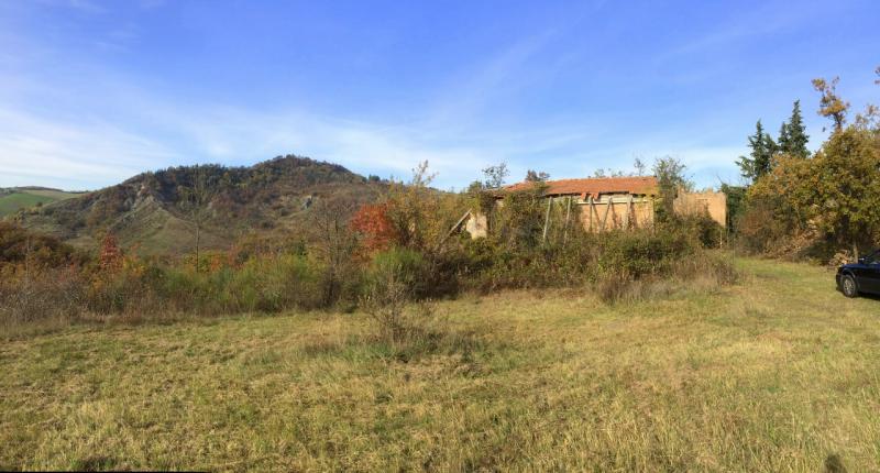 VIA TORRIANE (BOLOGNA) VENDESI sui famosi colli bolognesi, a 10Km dal centro di Bologna, in strada silenziosa e nel verde, in angolo di collina con veduta mozzafiato, podere agricolo composto da 34 ettari di terreno (sia di qualitÃ  seminativo sia presente vasta area verde boschiva e piante da frutto) e da 1000mq ca di rustici da ristrutturare composti da casa padronale, fienile e forno. La soluzione Ã¨ molto interessante poichÃ¨ vi Ã¨ giÃ  un progetto di ristrutturazione depositato in Comune e pagati giÃ  gli oneri per i permessi (possibilitÃ  di modifiche). Ideale sia per abitazione che per diverse soluzioni abitative o per agriturismo a Km 0, ma sopra ogni cosa per gustarsi la natura in tutto e per tutto pur rimanendo comodi alla cittÃ . â‚¬ 650.000 (Ape in fase di elaborazione da tecnico abilitato)  