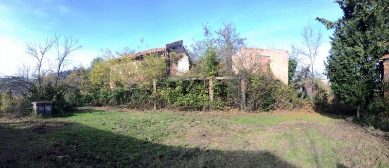 VIA TORRIANE (BOLOGNA) VENDESI sui famosi colli bolognesi, a 10Km dal centro di Bologna, in strada silenziosa e nel verde, in angolo di collina con veduta mozzafiato, podere agricolo composto da 34 ettari di terreno (sia di qualitÃ  seminativo sia presente vasta area verde boschiva e piante da frutto) e da 1000mq ca di rustici da ristrutturare composti da casa padronale, fienile e forno. La soluzione Ã¨ molto interessante poichÃ¨ vi Ã¨ giÃ  un progetto di ristrutturazione depositato in Comune e pagati giÃ  gli oneri per i permessi (possibilitÃ  di modifiche). Ideale sia per abitazione che per diverse soluzioni abitative o per agriturismo a Km 0, ma sopra ogni cosa per gustarsi la natura in tutto e per tutto pur rimanendo comodi alla cittÃ . â‚¬ 650.000 (Ape in fase di elaborazione da tecnico abilitato)  