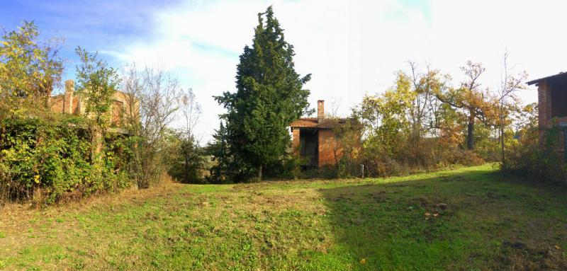 VIA TORRIANE (BOLOGNA) VENDESI sui famosi colli bolognesi, a 10Km dal centro di Bologna, in strada silenziosa e nel verde, in angolo di collina con veduta mozzafiato, podere agricolo composto da 34 ettari di terreno (sia di qualitÃ  seminativo sia presente vasta area verde boschiva e piante da frutto) e da 1000mq ca di rustici da ristrutturare composti da casa padronale, fienile e forno. La soluzione Ã¨ molto interessante poichÃ¨ vi Ã¨ giÃ  un progetto di ristrutturazione depositato in Comune e pagati giÃ  gli oneri per i permessi (possibilitÃ  di modifiche). Ideale sia per abitazione che per diverse soluzioni abitative o per agriturismo a Km 0, ma sopra ogni cosa per gustarsi la natura in tutto e per tutto pur rimanendo comodi alla cittÃ . â‚¬ 650.000 (Ape in fase di elaborazione da tecnico abilitato)  
