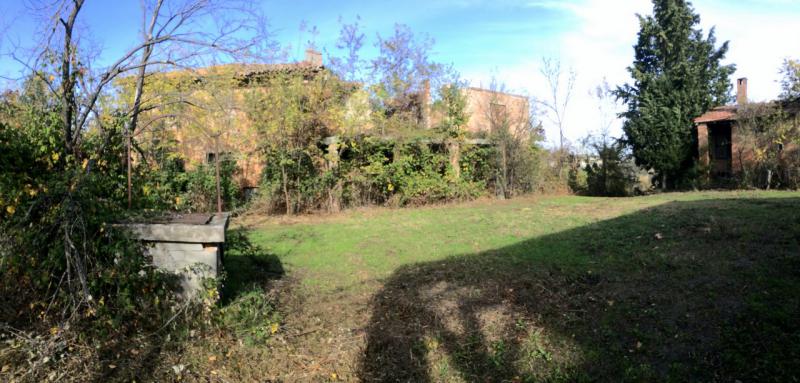 VIA TORRIANE (BOLOGNA) VENDESI sui famosi colli bolognesi, a 10Km dal centro di Bologna, in strada silenziosa e nel verde, in angolo di collina con veduta mozzafiato, podere agricolo composto da 34 ettari di terreno (sia di qualitÃ  seminativo sia presente vasta area verde boschiva e piante da frutto) e da 1000mq ca di rustici da ristrutturare composti da casa padronale, fienile e forno. La soluzione Ã¨ molto interessante poichÃ¨ vi Ã¨ giÃ  un progetto di ristrutturazione depositato in Comune e pagati giÃ  gli oneri per i permessi (possibilitÃ  di modifiche). Ideale sia per abitazione che per diverse soluzioni abitative o per agriturismo a Km 0, ma sopra ogni cosa per gustarsi la natura in tutto e per tutto pur rimanendo comodi alla cittÃ . â‚¬ 650.000 (Ape in fase di elaborazione da tecnico abilitato)  