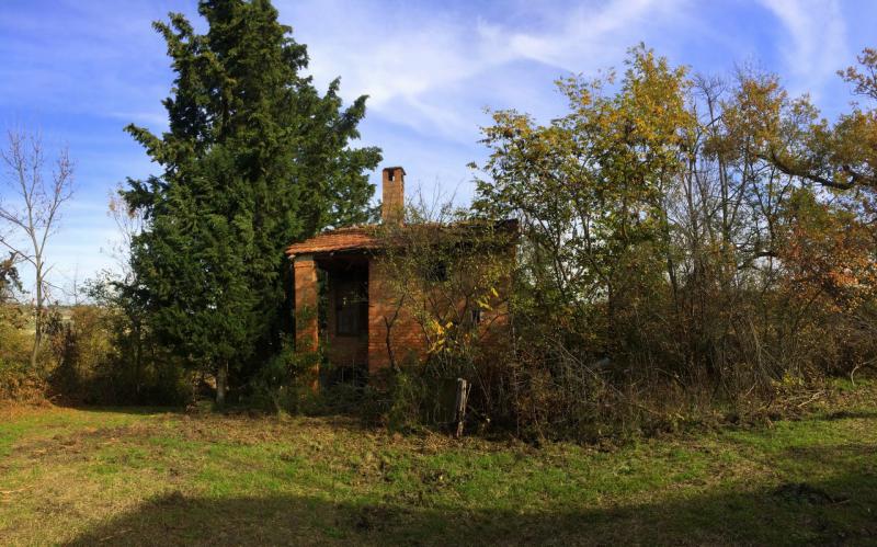 VIA TORRIANE (BOLOGNA) VENDESI sui famosi colli bolognesi, a 10Km dal centro di Bologna, in strada silenziosa e nel verde, in angolo di collina con veduta mozzafiato, podere agricolo composto da 34 ettari di terreno (sia di qualitÃ  seminativo sia presente vasta area verde boschiva e piante da frutto) e da 1000mq ca di rustici da ristrutturare composti da casa padronale, fienile e forno. La soluzione Ã¨ molto interessante poichÃ¨ vi Ã¨ giÃ  un progetto di ristrutturazione depositato in Comune e pagati giÃ  gli oneri per i permessi (possibilitÃ  di modifiche). Ideale sia per abitazione che per diverse soluzioni abitative o per agriturismo a Km 0, ma sopra ogni cosa per gustarsi la natura in tutto e per tutto pur rimanendo comodi alla cittÃ . â‚¬ 650.000 (Ape in fase di elaborazione da tecnico abilitato)  