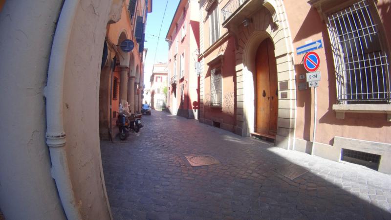 CENTRO STORICO (VIA MARSALA) VENDESI nel cuore dell'antica formazione bolognese, in palazzina signorile del 1500 ben tenuta, soluzione composta da: al piano terra un unico vano di mq. 50 con affaccio sulla via, soffitti alti 5 metri e bagno; al piano seminterrato un magazzino finestrato di 92mq composto da n. 2 vani e bagno; magazzino vicino alla scala principale condominiale di mq. 6. Si tratta di una soluzione unica nel suo genere. Ideale per libreria, associazione, archivio notaio e avvocati. Classe energetica: G. Per info tel. Guendalina Venturini Tel. 333/8382619 oppure scrivere a info@brunelliimmobiliare.com