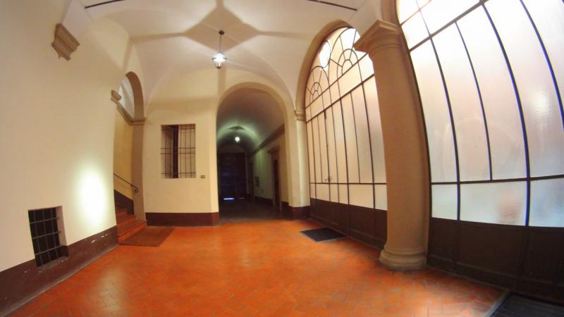 CENTRO STORICO (VIA MARSALA) VENDESI nel cuore dell'antica formazione bolognese, in palazzina signorile del 1500 ben tenuta, soluzione composta da: al piano terra un unico vano di mq. 50 con affaccio sulla via, soffitti alti 5 metri e bagno; al piano seminterrato un magazzino finestrato di 92mq composto da n. 2 vani e bagno; magazzino vicino alla scala principale condominiale di mq. 6. Si tratta di una soluzione unica nel suo genere. Ideale per libreria, associazione, archivio notaio e avvocati. Classe energetica: G. Per info tel. Guendalina Venturini Tel. 333/8382619 oppure scrivere a info@brunelliimmobiliare.com