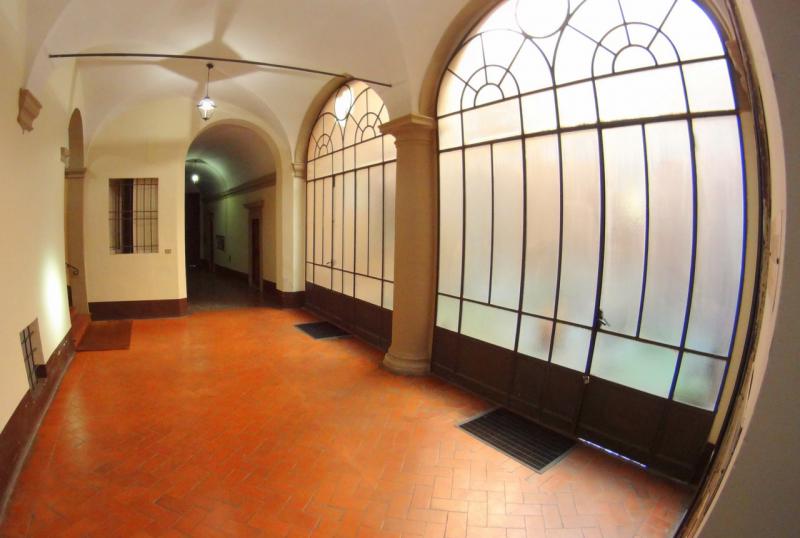 CENTRO STORICO (VIA MARSALA) VENDESI nel cuore dell'antica formazione bolognese, in palazzina signorile del 1500 ben tenuta, soluzione composta da: al piano terra un unico vano di mq. 50 con affaccio sulla via, soffitti alti 5 metri e bagno; al piano seminterrato un magazzino finestrato di 92mq composto da n. 2 vani e bagno; magazzino vicino alla scala principale condominiale di mq. 6. Si tratta di una soluzione unica nel suo genere. Ideale per libreria, associazione, archivio notaio e avvocati. Classe energetica: G. Per info tel. Guendalina Venturini Tel. 333/8382619 oppure scrivere a info@brunelliimmobiliare.com