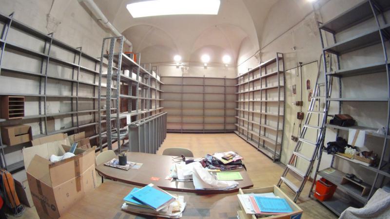 CENTRO STORICO (VIA MARSALA) VENDESI nel cuore dell'antica formazione bolognese, in palazzina signorile del 1500 ben tenuta, soluzione composta da: al piano terra un unico vano di mq. 50 con affaccio sulla via, soffitti alti 5 metri e bagno; al piano seminterrato un magazzino finestrato di 92mq composto da n. 2 vani e bagno; magazzino vicino alla scala principale condominiale di mq. 6. Si tratta di una soluzione unica nel suo genere. Ideale per libreria, associazione, archivio notaio e avvocati. Classe energetica: G. Per info tel. Guendalina Venturini Tel. 333/8382619 oppure scrivere a info@brunelliimmobiliare.com