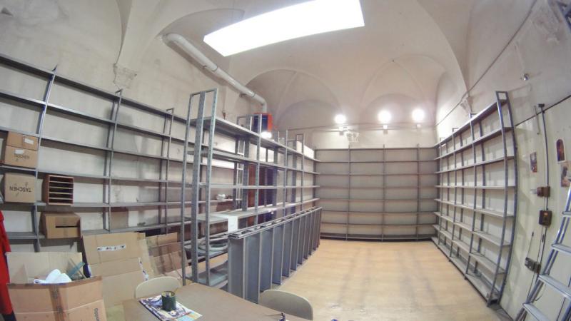CENTRO STORICO (VIA MARSALA) VENDESI nel cuore dell'antica formazione bolognese, in palazzina signorile del 1500 ben tenuta, soluzione composta da: al piano terra un unico vano di mq. 50 con affaccio sulla via, soffitti alti 5 metri e bagno; al piano seminterrato un magazzino finestrato di 92mq composto da n. 2 vani e bagno; magazzino vicino alla scala principale condominiale di mq. 6. Si tratta di una soluzione unica nel suo genere. Ideale per libreria, associazione, archivio notaio e avvocati. Classe energetica: G. Per info tel. Guendalina Venturini Tel. 333/8382619 oppure scrivere a info@brunelliimmobiliare.com