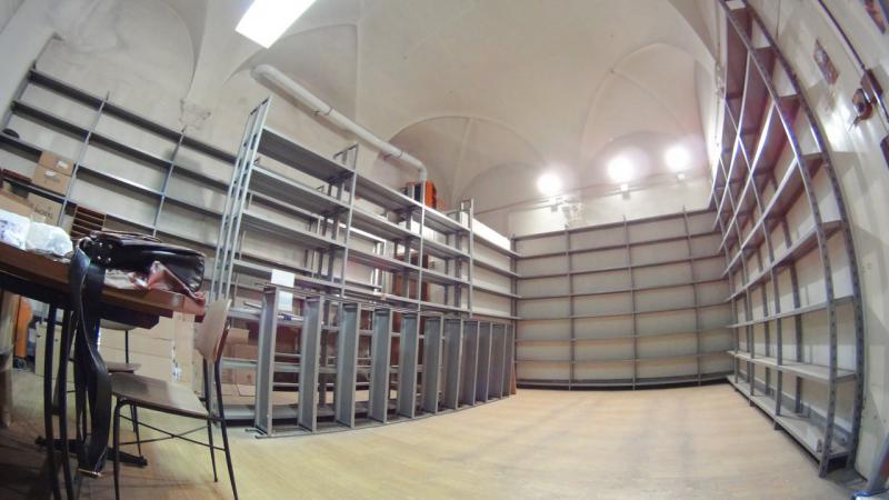 CENTRO STORICO (VIA MARSALA) VENDESI nel cuore dell'antica formazione bolognese, in palazzina signorile del 1500 ben tenuta, soluzione composta da: al piano terra un unico vano di mq. 50 con affaccio sulla via, soffitti alti 5 metri e bagno; al piano seminterrato un magazzino finestrato di 92mq composto da n. 2 vani e bagno; magazzino vicino alla scala principale condominiale di mq. 6. Si tratta di una soluzione unica nel suo genere. Ideale per libreria, associazione, archivio notaio e avvocati. Classe energetica: G. Per info tel. Guendalina Venturini Tel. 333/8382619 oppure scrivere a info@brunelliimmobiliare.com