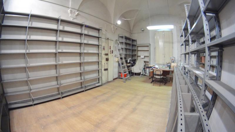 CENTRO STORICO (VIA MARSALA) VENDESI nel cuore dell'antica formazione bolognese, in palazzina signorile del 1500 ben tenuta, soluzione composta da: al piano terra un unico vano di mq. 50 con affaccio sulla via, soffitti alti 5 metri e bagno; al piano seminterrato un magazzino finestrato di 92mq composto da n. 2 vani e bagno; magazzino vicino alla scala principale condominiale di mq. 6. Si tratta di una soluzione unica nel suo genere. Ideale per libreria, associazione, archivio notaio e avvocati. Classe energetica: G. Per info tel. Guendalina Venturini Tel. 333/8382619 oppure scrivere a info@brunelliimmobiliare.com