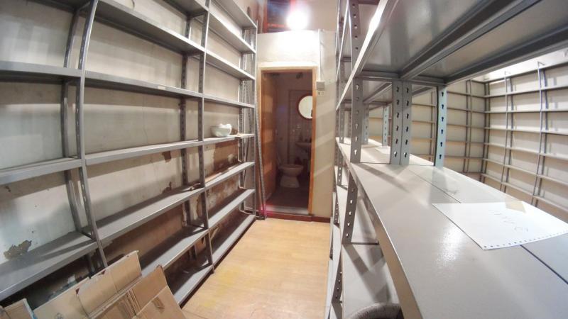 CENTRO STORICO (VIA MARSALA) VENDESI nel cuore dell'antica formazione bolognese, in palazzina signorile del 1500 ben tenuta, soluzione composta da: al piano terra un unico vano di mq. 50 con affaccio sulla via, soffitti alti 5 metri e bagno; al piano seminterrato un magazzino finestrato di 92mq composto da n. 2 vani e bagno; magazzino vicino alla scala principale condominiale di mq. 6. Si tratta di una soluzione unica nel suo genere. Ideale per libreria, associazione, archivio notaio e avvocati. Classe energetica: G. Per info tel. Guendalina Venturini Tel. 333/8382619 oppure scrivere a info@brunelliimmobiliare.com