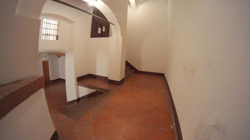 CENTRO STORICO (VIA MARSALA) VENDESI nel cuore dell'antica formazione bolognese, in palazzina signorile del 1500 ben tenuta, soluzione composta da: al piano terra un unico vano di mq. 50 con affaccio sulla via, soffitti alti 5 metri e bagno; al piano seminterrato un magazzino finestrato di 92mq composto da n. 2 vani e bagno; magazzino vicino alla scala principale condominiale di mq. 6. Si tratta di una soluzione unica nel suo genere. Ideale per libreria, associazione, archivio notaio e avvocati. Classe energetica: G. Per info tel. Guendalina Venturini Tel. 333/8382619 oppure scrivere a info@brunelliimmobiliare.com
