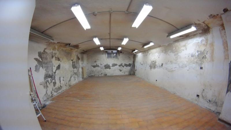 CENTRO STORICO (VIA MARSALA) VENDESI nel cuore dell'antica formazione bolognese, in palazzina signorile del 1500 ben tenuta, soluzione composta da: al piano terra un unico vano di mq. 50 con affaccio sulla via, soffitti alti 5 metri e bagno; al piano seminterrato un magazzino finestrato di 92mq composto da n. 2 vani e bagno; magazzino vicino alla scala principale condominiale di mq. 6. Si tratta di una soluzione unica nel suo genere. Ideale per libreria, associazione, archivio notaio e avvocati. Classe energetica: G. Per info tel. Guendalina Venturini Tel. 333/8382619 oppure scrivere a info@brunelliimmobiliare.com