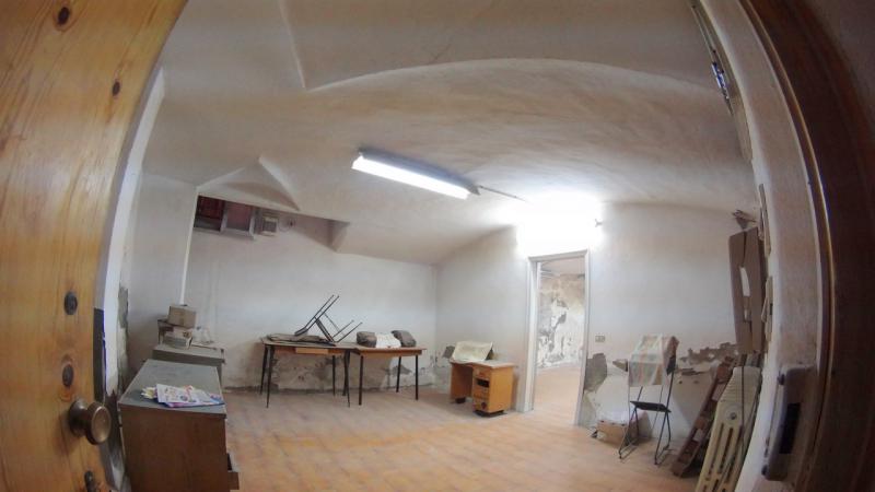 CENTRO STORICO (VIA MARSALA) VENDESI nel cuore dell'antica formazione bolognese, in palazzina signorile del 1500 ben tenuta, soluzione composta da: al piano terra un unico vano di mq. 50 con affaccio sulla via, soffitti alti 5 metri e bagno; al piano seminterrato un magazzino finestrato di 92mq composto da n. 2 vani e bagno; magazzino vicino alla scala principale condominiale di mq. 6. Si tratta di una soluzione unica nel suo genere. Ideale per libreria, associazione, archivio notaio e avvocati. Classe energetica: G. Per info tel. Guendalina Venturini Tel. 333/8382619 oppure scrivere a info@brunelliimmobiliare.com