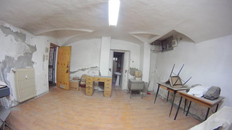 CENTRO STORICO (VIA MARSALA) VENDESI nel cuore dell'antica formazione bolognese, in palazzina signorile del 1500 ben tenuta, soluzione composta da: al piano terra un unico vano di mq. 50 con affaccio sulla via, soffitti alti 5 metri e bagno; al piano seminterrato un magazzino finestrato di 92mq composto da n. 2 vani e bagno; magazzino vicino alla scala principale condominiale di mq. 6. Si tratta di una soluzione unica nel suo genere. Ideale per libreria, associazione, archivio notaio e avvocati. Classe energetica: G. Per info tel. Guendalina Venturini Tel. 333/8382619 oppure scrivere a info@brunelliimmobiliare.com