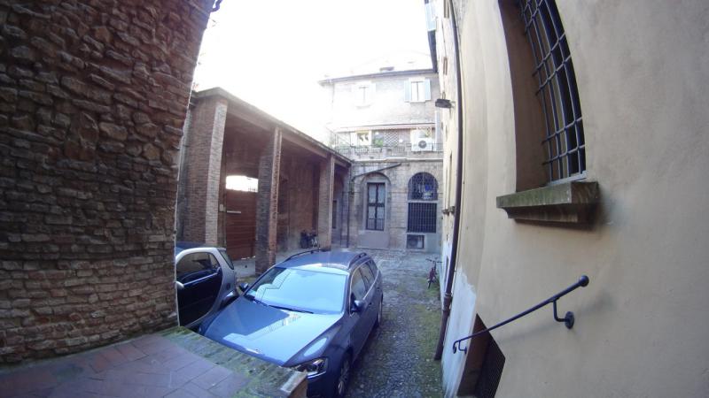 CENTRO STORICO (VIA MARSALA) VENDESI nel cuore dell'antica formazione bolognese, in palazzina signorile del 1500 ben tenuta, soluzione composta da: al piano terra un unico vano di mq. 50 con affaccio sulla via, soffitti alti 5 metri e bagno; al piano seminterrato un magazzino finestrato di 92mq composto da n. 2 vani e bagno; magazzino vicino alla scala principale condominiale di mq. 6. Si tratta di una soluzione unica nel suo genere. Ideale per libreria, associazione, archivio notaio e avvocati. Classe energetica: G. Per info tel. Guendalina Venturini Tel. 333/8382619 oppure scrivere a info@brunelliimmobiliare.com