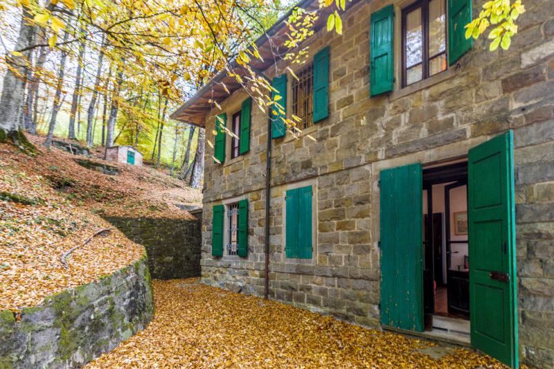 LOCALITA'LA POSTA - VENDESI nelle prime colline toscane, in prossimitÃ  del famoso Passo della Futa imponente villa in sasso indipendente su due livelli, immersa nel verde e con vista panoramica mozzafiato composta da ampio ingresso al piano terra, salone di 30mq con due camini e accesso diretto a giardino, cucinotto, lavanderia e bagno; al piano primo quattro camere panoramiche con parquet e travi a vista e bagno di servizio. Completano la proprietÃ  giardino recintato di 10.000mq circa e box auto coperto di proprietÃ  esclusiva. Ideale per famiglia numerosa, casa per vacanze, residence per turisti. Riscaldamento autonomo. â‚¬265.000 (Ape in elaborazione da tecnico abilitato)Per info e visite tel. Guendalina Venturini 333.8382619 oppure scrivere una mail a brunelli@brunelliimobiliare.com - Brunelli Studio Immobiliare - Via San Petronio Vecchio 11/a - Bologna