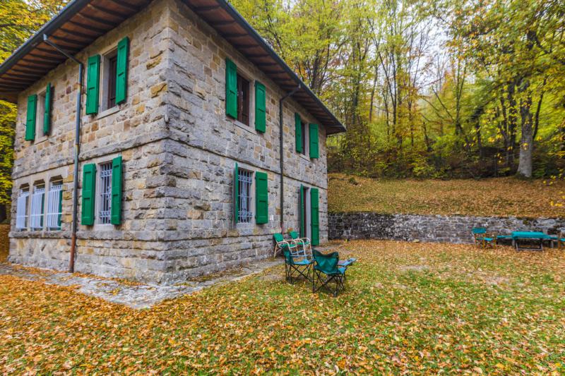 LOCALITA'LA POSTA - VENDESI nelle prime colline toscane, in prossimitÃ  del famoso Passo della Futa imponente villa in sasso indipendente su due livelli, immersa nel verde e con vista panoramica mozzafiato composta da ampio ingresso al piano terra, salone di 30mq con due camini e accesso diretto a giardino, cucinotto, lavanderia e bagno; al piano primo quattro camere panoramiche con parquet e travi a vista e bagno di servizio. Completano la proprietÃ  giardino recintato di 10.000mq circa e box auto coperto di proprietÃ  esclusiva. Ideale per famiglia numerosa, casa per vacanze, residence per turisti. Riscaldamento autonomo. â‚¬265.000 (Ape in elaborazione da tecnico abilitato)Per info e visite tel. Guendalina Venturini 333.8382619 oppure scrivere una mail a brunelli@brunelliimobiliare.com - Brunelli Studio Immobiliare - Via San Petronio Vecchio 11/a - Bologna