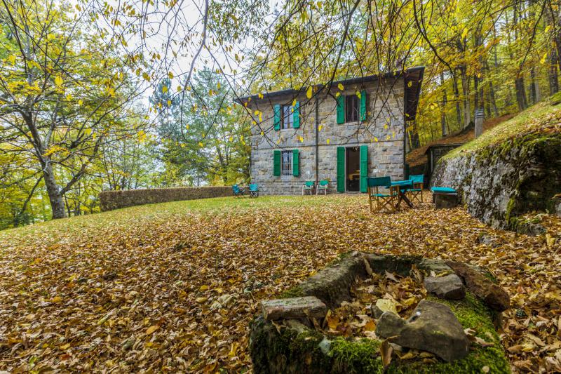 LOCALITA'LA POSTA - VENDESI nelle prime colline toscane, in prossimitÃ  del famoso Passo della Futa imponente villa in sasso indipendente su due livelli, immersa nel verde e con vista panoramica mozzafiato composta da ampio ingresso al piano terra, salone di 30mq con due camini e accesso diretto a giardino, cucinotto, lavanderia e bagno; al piano primo quattro camere panoramiche con parquet e travi a vista e bagno di servizio. Completano la proprietÃ  giardino recintato di 10.000mq circa e box auto coperto di proprietÃ  esclusiva. Ideale per famiglia numerosa, casa per vacanze, residence per turisti. Riscaldamento autonomo. â‚¬265.000 (Ape in elaborazione da tecnico abilitato)Per info e visite tel. Guendalina Venturini 333.8382619 oppure scrivere una mail a brunelli@brunelliimobiliare.com - Brunelli Studio Immobiliare - Via San Petronio Vecchio 11/a - Bologna