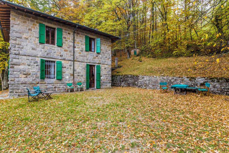 LOCALITA'LA POSTA - VENDESI nelle prime colline toscane, in prossimitÃ  del famoso Passo della Futa imponente villa in sasso indipendente su due livelli, immersa nel verde e con vista panoramica mozzafiato composta da ampio ingresso al piano terra, salone di 30mq con due camini e accesso diretto a giardino, cucinotto, lavanderia e bagno; al piano primo quattro camere panoramiche con parquet e travi a vista e bagno di servizio. Completano la proprietÃ  giardino recintato di 10.000mq circa e box auto coperto di proprietÃ  esclusiva. Ideale per famiglia numerosa, casa per vacanze, residence per turisti. Riscaldamento autonomo. â‚¬265.000 (Ape in elaborazione da tecnico abilitato)Per info e visite tel. Guendalina Venturini 333.8382619 oppure scrivere una mail a brunelli@brunelliimobiliare.com - Brunelli Studio Immobiliare - Via San Petronio Vecchio 11/a - Bologna