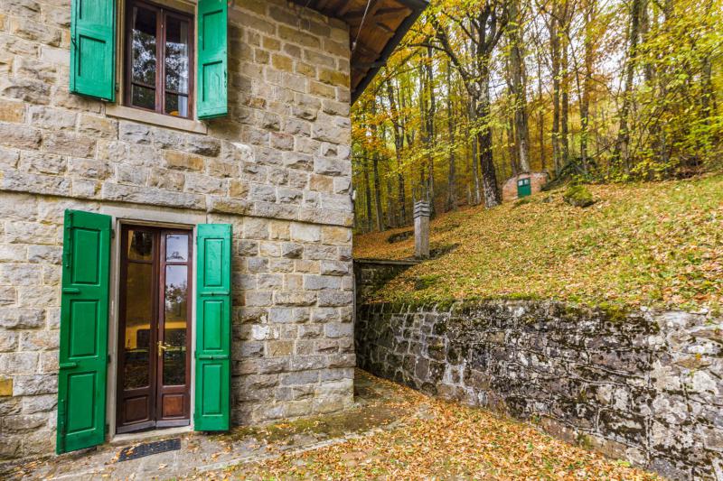 LOCALITA'LA POSTA - VENDESI nelle prime colline toscane, in prossimitÃ  del famoso Passo della Futa imponente villa in sasso indipendente su due livelli, immersa nel verde e con vista panoramica mozzafiato composta da ampio ingresso al piano terra, salone di 30mq con due camini e accesso diretto a giardino, cucinotto, lavanderia e bagno; al piano primo quattro camere panoramiche con parquet e travi a vista e bagno di servizio. Completano la proprietÃ  giardino recintato di 10.000mq circa e box auto coperto di proprietÃ  esclusiva. Ideale per famiglia numerosa, casa per vacanze, residence per turisti. Riscaldamento autonomo. â‚¬265.000 (Ape in elaborazione da tecnico abilitato)Per info e visite tel. Guendalina Venturini 333.8382619 oppure scrivere una mail a brunelli@brunelliimobiliare.com - Brunelli Studio Immobiliare - Via San Petronio Vecchio 11/a - Bologna