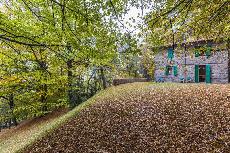 LOCALITA'LA POSTA - VENDESI nelle prime colline toscane, in prossimitÃ  del famoso Passo della Futa imponente villa in sasso indipendente su due livelli, immersa nel verde e con vista panoramica mozzafiato composta da ampio ingresso al piano terra, salone di 30mq con due camini e accesso diretto a giardino, cucinotto, lavanderia e bagno; al piano primo quattro camere panoramiche con parquet e travi a vista e bagno di servizio. Completano la proprietÃ  giardino recintato di 10.000mq circa e box auto coperto di proprietÃ  esclusiva. Ideale per famiglia numerosa, casa per vacanze, residence per turisti. Riscaldamento autonomo. â‚¬265.000 (Ape in elaborazione da tecnico abilitato)Per info e visite tel. Guendalina Venturini 333.8382619 oppure scrivere una mail a brunelli@brunelliimobiliare.com - Brunelli Studio Immobiliare - Via San Petronio Vecchio 11/a - Bologna