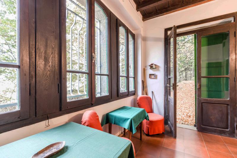 LOCALITA'LA POSTA - VENDESI nelle prime colline toscane, in prossimitÃ  del famoso Passo della Futa imponente villa in sasso indipendente su due livelli, immersa nel verde e con vista panoramica mozzafiato composta da ampio ingresso al piano terra, salone di 30mq con due camini e accesso diretto a giardino, cucinotto, lavanderia e bagno; al piano primo quattro camere panoramiche con parquet e travi a vista e bagno di servizio. Completano la proprietÃ  giardino recintato di 10.000mq circa e box auto coperto di proprietÃ  esclusiva. Ideale per famiglia numerosa, casa per vacanze, residence per turisti. Riscaldamento autonomo. â‚¬265.000 (Ape in elaborazione da tecnico abilitato)Per info e visite tel. Guendalina Venturini 333.8382619 oppure scrivere una mail a brunelli@brunelliimobiliare.com - Brunelli Studio Immobiliare - Via San Petronio Vecchio 11/a - Bologna