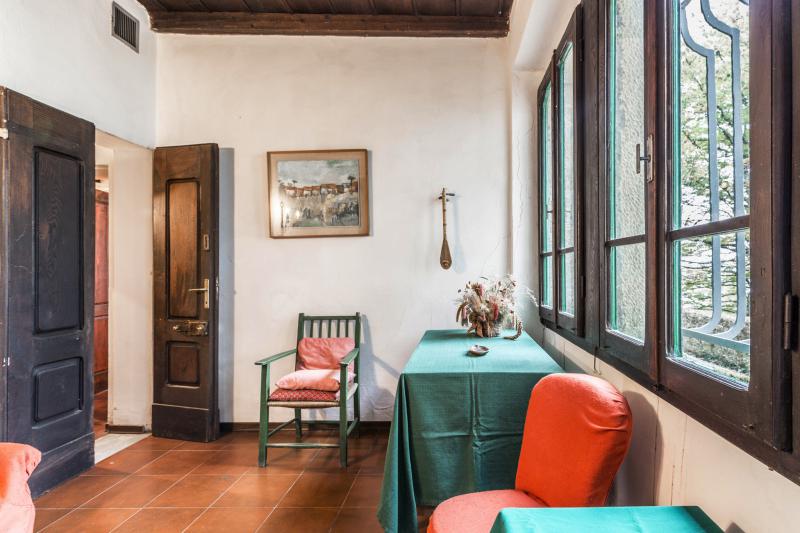 LOCALITA'LA POSTA - VENDESI nelle prime colline toscane, in prossimitÃ  del famoso Passo della Futa imponente villa in sasso indipendente su due livelli, immersa nel verde e con vista panoramica mozzafiato composta da ampio ingresso al piano terra, salone di 30mq con due camini e accesso diretto a giardino, cucinotto, lavanderia e bagno; al piano primo quattro camere panoramiche con parquet e travi a vista e bagno di servizio. Completano la proprietÃ  giardino recintato di 10.000mq circa e box auto coperto di proprietÃ  esclusiva. Ideale per famiglia numerosa, casa per vacanze, residence per turisti. Riscaldamento autonomo. â‚¬265.000 (Ape in elaborazione da tecnico abilitato)Per info e visite tel. Guendalina Venturini 333.8382619 oppure scrivere una mail a brunelli@brunelliimobiliare.com - Brunelli Studio Immobiliare - Via San Petronio Vecchio 11/a - Bologna