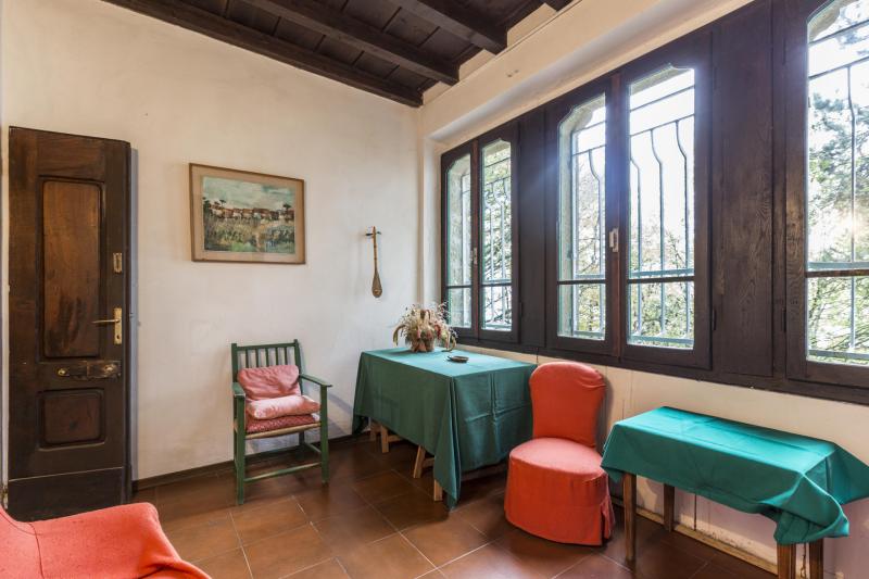 LOCALITA'LA POSTA - VENDESI nelle prime colline toscane, in prossimitÃ  del famoso Passo della Futa imponente villa in sasso indipendente su due livelli, immersa nel verde e con vista panoramica mozzafiato composta da ampio ingresso al piano terra, salone di 30mq con due camini e accesso diretto a giardino, cucinotto, lavanderia e bagno; al piano primo quattro camere panoramiche con parquet e travi a vista e bagno di servizio. Completano la proprietÃ  giardino recintato di 10.000mq circa e box auto coperto di proprietÃ  esclusiva. Ideale per famiglia numerosa, casa per vacanze, residence per turisti. Riscaldamento autonomo. â‚¬265.000 (Ape in elaborazione da tecnico abilitato)Per info e visite tel. Guendalina Venturini 333.8382619 oppure scrivere una mail a brunelli@brunelliimobiliare.com - Brunelli Studio Immobiliare - Via San Petronio Vecchio 11/a - Bologna