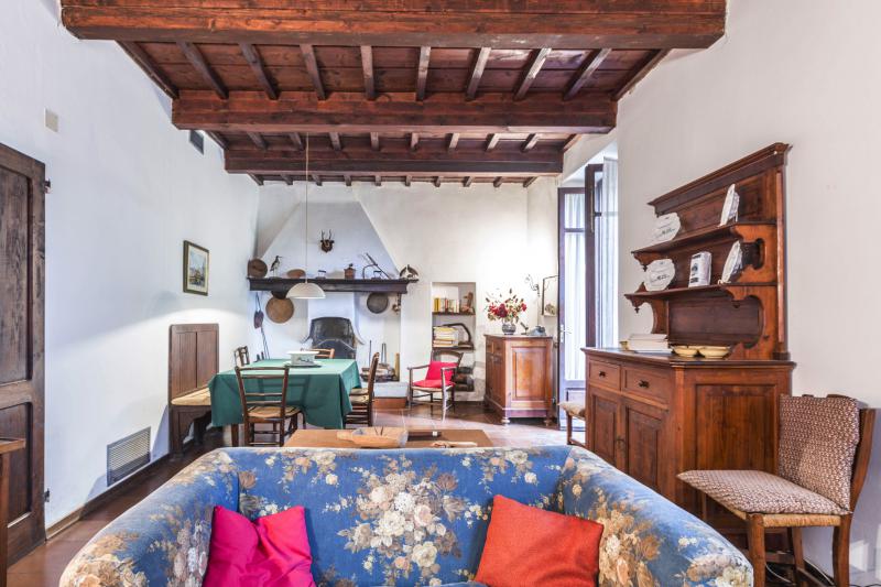LOCALITA'LA POSTA - VENDESI nelle prime colline toscane, in prossimitÃ  del famoso Passo della Futa imponente villa in sasso indipendente su due livelli, immersa nel verde e con vista panoramica mozzafiato composta da ampio ingresso al piano terra, salone di 30mq con due camini e accesso diretto a giardino, cucinotto, lavanderia e bagno; al piano primo quattro camere panoramiche con parquet e travi a vista e bagno di servizio. Completano la proprietÃ  giardino recintato di 10.000mq circa e box auto coperto di proprietÃ  esclusiva. Ideale per famiglia numerosa, casa per vacanze, residence per turisti. Riscaldamento autonomo. â‚¬265.000 (Ape in elaborazione da tecnico abilitato)Per info e visite tel. Guendalina Venturini 333.8382619 oppure scrivere una mail a brunelli@brunelliimobiliare.com - Brunelli Studio Immobiliare - Via San Petronio Vecchio 11/a - Bologna