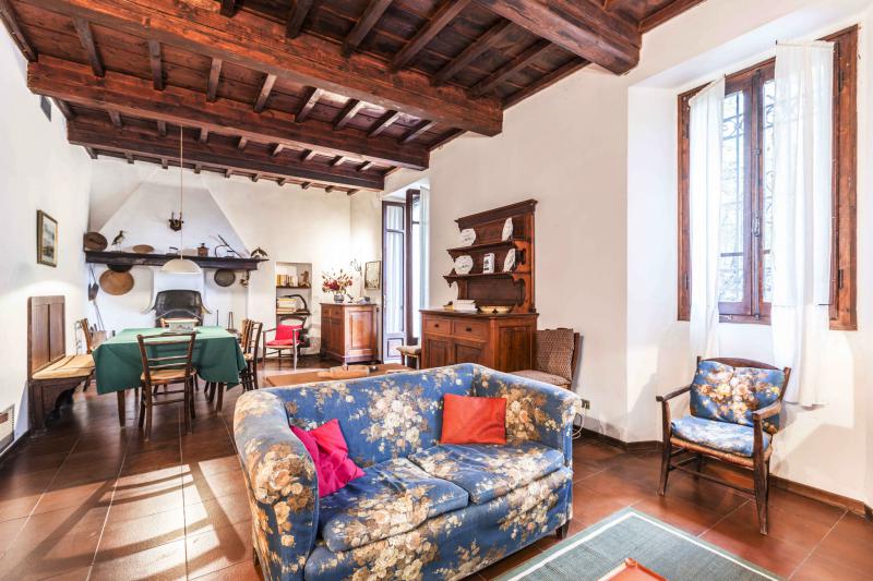 LOCALITA'LA POSTA - VENDESI nelle prime colline toscane, in prossimitÃ  del famoso Passo della Futa imponente villa in sasso indipendente su due livelli, immersa nel verde e con vista panoramica mozzafiato composta da ampio ingresso al piano terra, salone di 30mq con due camini e accesso diretto a giardino, cucinotto, lavanderia e bagno; al piano primo quattro camere panoramiche con parquet e travi a vista e bagno di servizio. Completano la proprietÃ  giardino recintato di 10.000mq circa e box auto coperto di proprietÃ  esclusiva. Ideale per famiglia numerosa, casa per vacanze, residence per turisti. Riscaldamento autonomo. â‚¬265.000 (Ape in elaborazione da tecnico abilitato)Per info e visite tel. Guendalina Venturini 333.8382619 oppure scrivere una mail a brunelli@brunelliimobiliare.com - Brunelli Studio Immobiliare - Via San Petronio Vecchio 11/a - Bologna