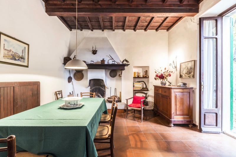 LOCALITA'LA POSTA - VENDESI nelle prime colline toscane, in prossimitÃ  del famoso Passo della Futa imponente villa in sasso indipendente su due livelli, immersa nel verde e con vista panoramica mozzafiato composta da ampio ingresso al piano terra, salone di 30mq con due camini e accesso diretto a giardino, cucinotto, lavanderia e bagno; al piano primo quattro camere panoramiche con parquet e travi a vista e bagno di servizio. Completano la proprietÃ  giardino recintato di 10.000mq circa e box auto coperto di proprietÃ  esclusiva. Ideale per famiglia numerosa, casa per vacanze, residence per turisti. Riscaldamento autonomo. â‚¬265.000 (Ape in elaborazione da tecnico abilitato)Per info e visite tel. Guendalina Venturini 333.8382619 oppure scrivere una mail a brunelli@brunelliimobiliare.com - Brunelli Studio Immobiliare - Via San Petronio Vecchio 11/a - Bologna