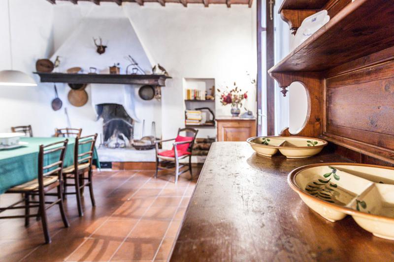 LOCALITA'LA POSTA - VENDESI nelle prime colline toscane, in prossimitÃ  del famoso Passo della Futa imponente villa in sasso indipendente su due livelli, immersa nel verde e con vista panoramica mozzafiato composta da ampio ingresso al piano terra, salone di 30mq con due camini e accesso diretto a giardino, cucinotto, lavanderia e bagno; al piano primo quattro camere panoramiche con parquet e travi a vista e bagno di servizio. Completano la proprietÃ  giardino recintato di 10.000mq circa e box auto coperto di proprietÃ  esclusiva. Ideale per famiglia numerosa, casa per vacanze, residence per turisti. Riscaldamento autonomo. â‚¬265.000 (Ape in elaborazione da tecnico abilitato)Per info e visite tel. Guendalina Venturini 333.8382619 oppure scrivere una mail a brunelli@brunelliimobiliare.com - Brunelli Studio Immobiliare - Via San Petronio Vecchio 11/a - Bologna