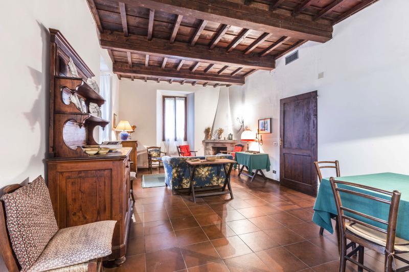 LOCALITA'LA POSTA - VENDESI nelle prime colline toscane, in prossimitÃ  del famoso Passo della Futa imponente villa in sasso indipendente su due livelli, immersa nel verde e con vista panoramica mozzafiato composta da ampio ingresso al piano terra, salone di 30mq con due camini e accesso diretto a giardino, cucinotto, lavanderia e bagno; al piano primo quattro camere panoramiche con parquet e travi a vista e bagno di servizio. Completano la proprietÃ  giardino recintato di 10.000mq circa e box auto coperto di proprietÃ  esclusiva. Ideale per famiglia numerosa, casa per vacanze, residence per turisti. Riscaldamento autonomo. â‚¬265.000 (Ape in elaborazione da tecnico abilitato)Per info e visite tel. Guendalina Venturini 333.8382619 oppure scrivere una mail a brunelli@brunelliimobiliare.com - Brunelli Studio Immobiliare - Via San Petronio Vecchio 11/a - Bologna